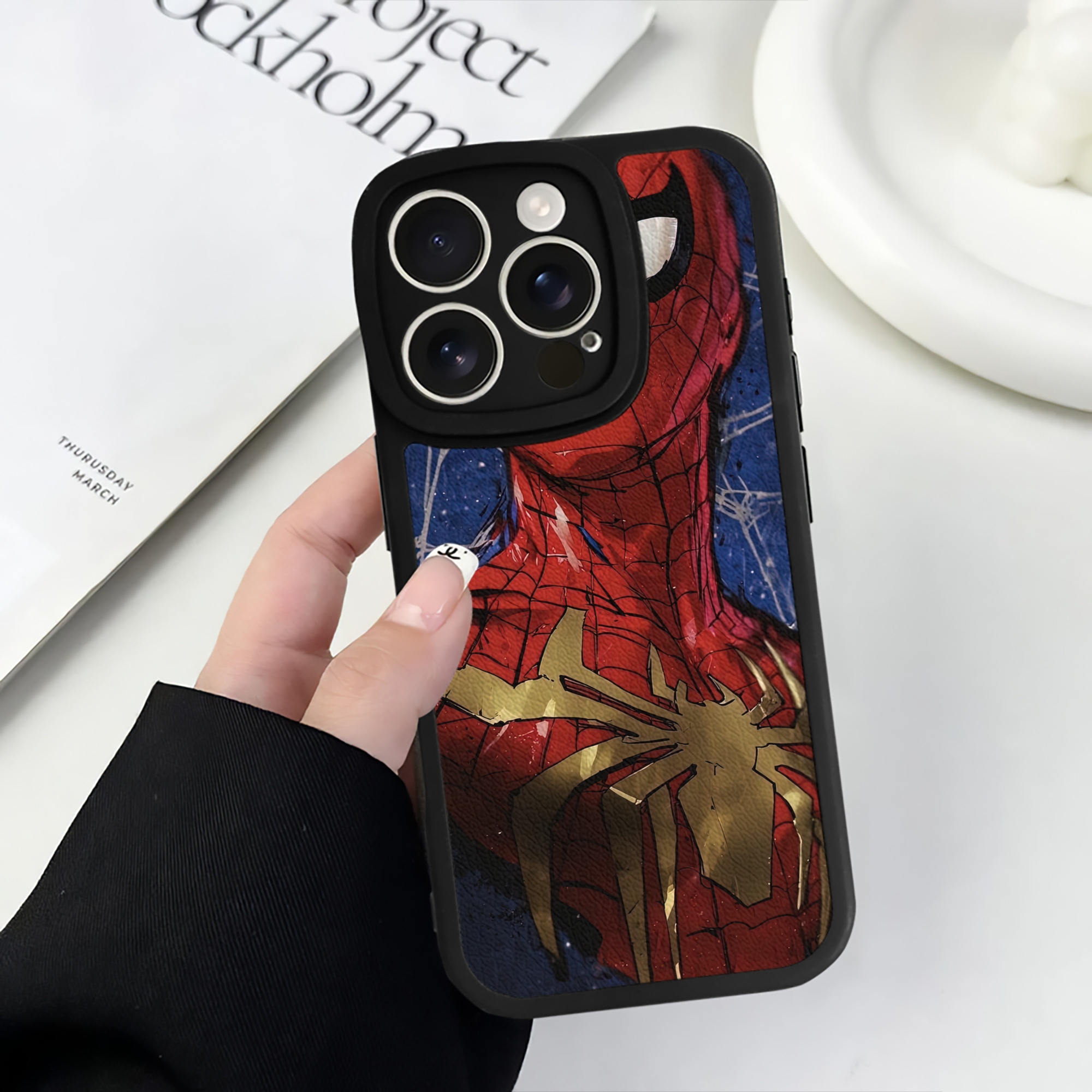 Spider Man スパイダーマン 【iPhone 16シリーズ対応】シリコンスマホケース（レザー調） 材質：シリコン